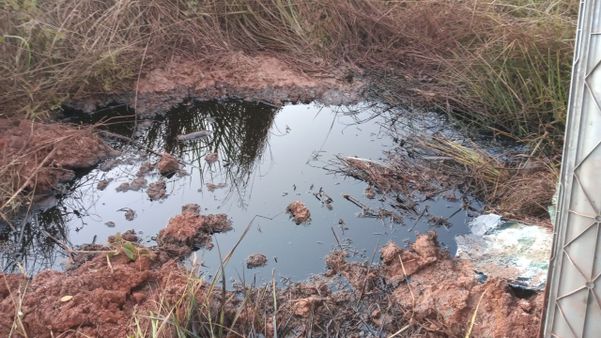 Óleo foi derramado após tombamento de caminhão-tanque em Guarapari