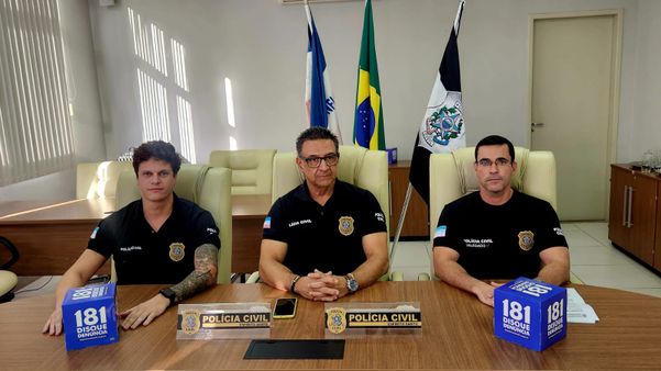 Participaram da coletiva os delegados titular e adjunto da Deic (à esquerda e à direita, respectivamente), além do delegado-geral da PC