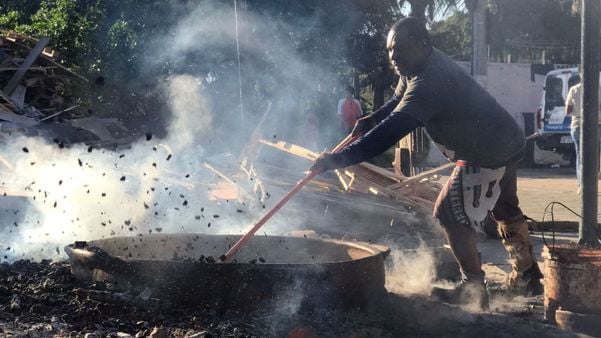 Produção da panela de barro para a maior moqueca do mundo, em 2022 por Divulgação/Prefeitura de Conceição da Barra