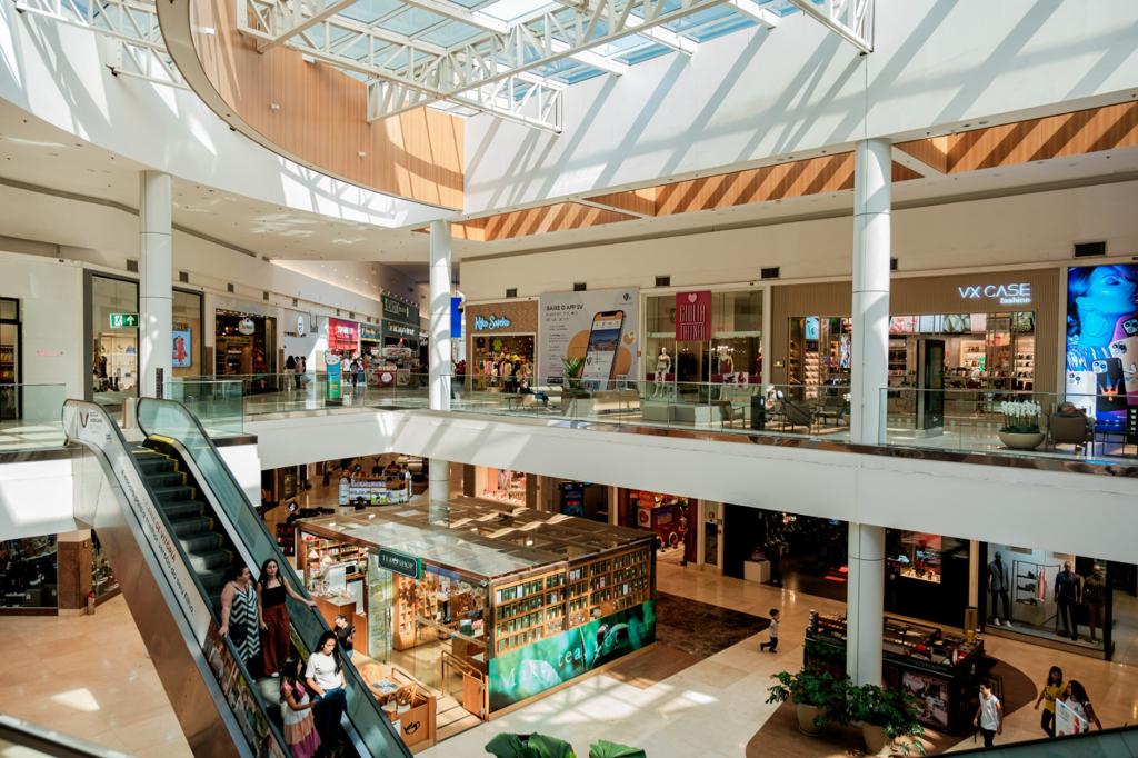 Com 30 anos de história, o Shopping Vitória celebra os anos de tradição com homenagens aos lojistas e doces para os clientes como símbolo comemorativo
