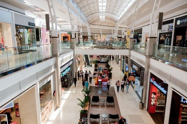 Primeiro shopping center do Espírito Santo, o Shopping Vitória celebra 30 anos na capital. por Shopping Vitória/Divulgação