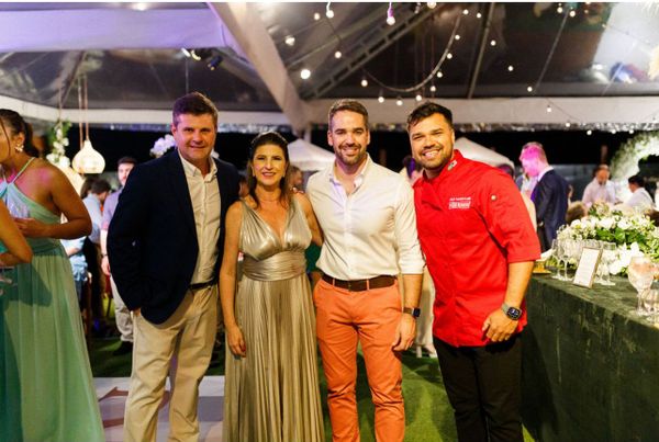  Jonas Giacomin, Carla Lacerda e Eduardo Leite, junto com o chef Saniel Kalil.