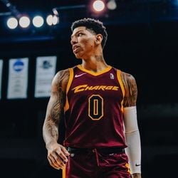 Filipe Souza, Tiago Taam e Vinícius Lima recebem o jogador de basquete campeão e MVP das finais do NBB 24/25