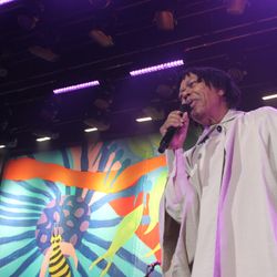 O cantor Djavan durante apresentação na casa de show Qualistage, na cidade do Rio de Janeiro, RJ