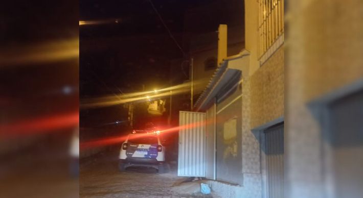 Crime ocorreu na noite desta quarta-feira (28); após matar Reginaldo da Silva Ribeiro, o suspeito de efetuar os disparos fugiu do local e não foi localizado