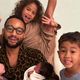 John Legend compartilha registro ao lado dos quatro filhos