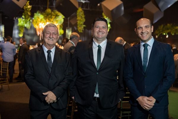 A esquerda, Dr. Jocimar Tamanini (Diretor Financeiro e de Mercado). Ao centro, Dr. Alexandre Castelluber
(Diretor de Recursos Próprios e Provimentos em Saúde), à direita- Dr. Welderson Luiz Specimili Rodrigues (Diretor Presidente).