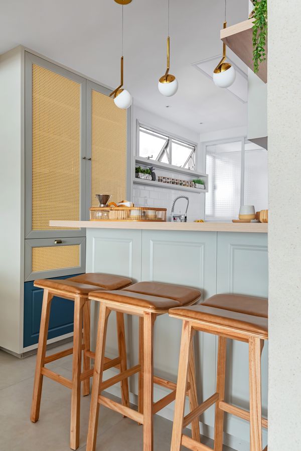 Coloridas e divertidas, nova tendência de cozinhas exploram diferentes tonalidades no ambiente