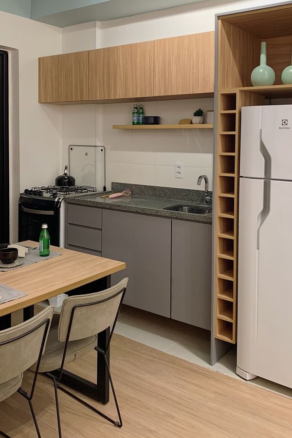 Coloridas e divertidas, nova tendência de cozinhas exploram diferentes tonalidades no ambiente por Projeto de Bruno Moitinho / Sem Nome Studio 