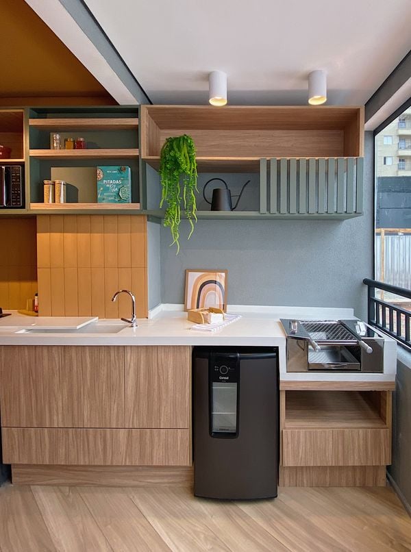 Coloridas e divertidas, nova tendência de cozinhas exploram diferentes tonalidades no ambiente por Projeto de Bruno Moitinho / Sem Nome Studio 
