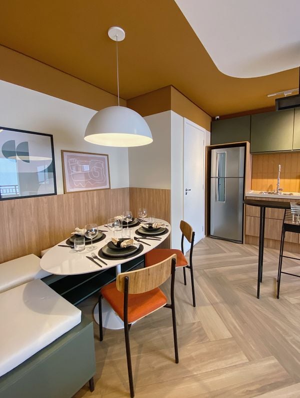 Coloridas e divertidas, nova tendência de cozinhas exploram diferentes tonalidades no ambiente por Projeto de Bruno Moitinho / Sem Nome Studio 