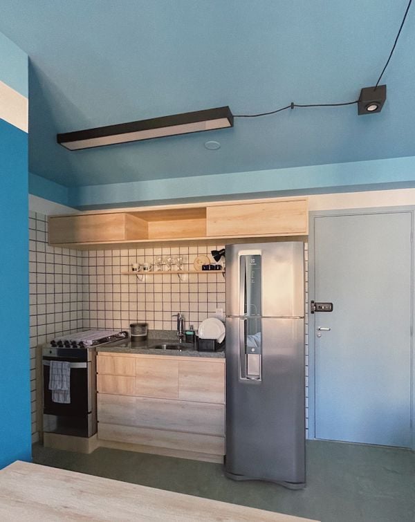 Coloridas e divertidas, nova tendência de cozinhas exploram diferentes tonalidades no ambiente por Projeto de Bruno Moitinho / Sem Nome Studio 