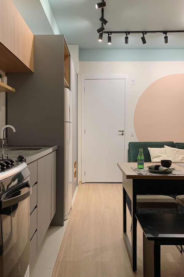 Coloridas e divertidas, nova tendência de cozinhas exploram diferentes tonalidades no ambiente
