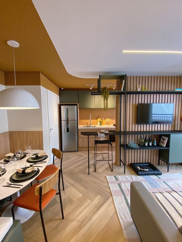 Coloridas e divertidas, nova tendência de cozinhas exploram diferentes tonalidades no ambiente por Projeto de Bruno Moitinho / Sem Nome Studio 