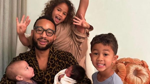 John Legend compartilha registro ao lado dos quatro filhos