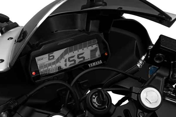 A esportiva de baixa cilindrada tem motor monocilíndrico de 155 cm³ movido somente a gasolina 