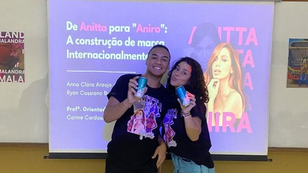 Ryan Cassiano e Anna Clara da Paixão se inspiraram na cantora Anitta para construção do TCC
