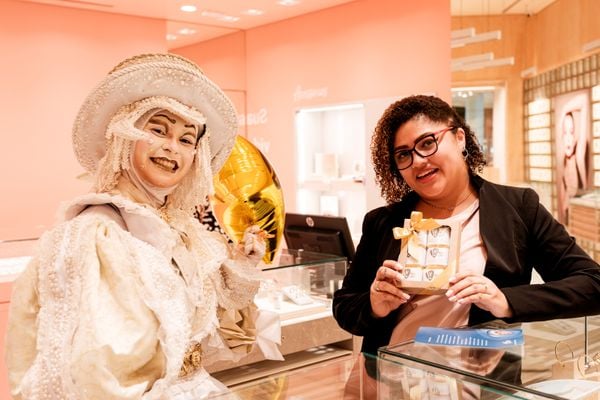 O bem-vivido é um símbolo comemorativo entre todos que, de alguma forma, contribuíram e continuam contribuindo com a história do Shopping. por Camila Baptistin