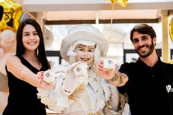 Lojistas e clientes receberam bem-vividos, uma sobremesa feita de pão de ló e doce de leite. por Camila Baptistin