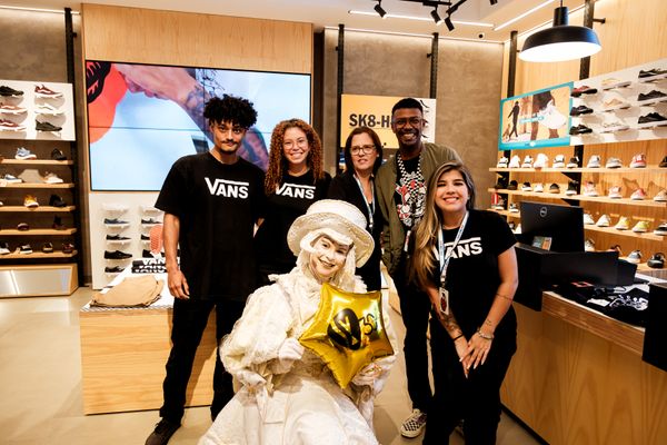 Os lojistas de uma loja de calçados no Shopping Vitória aproveitaram a homenagem. por Camila Baptistin