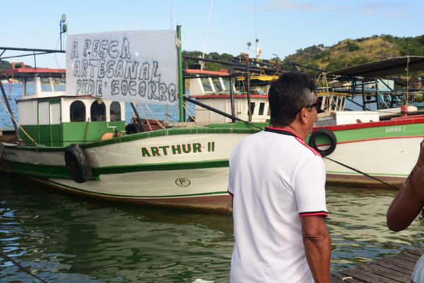 Barco com faixa de protesto que vai participar da procissão de São Pedro por Ricardo Medeiros