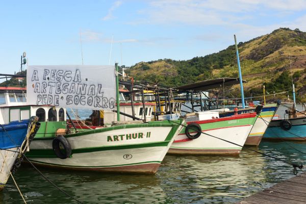 Barco com faixa de protesto que vai participar da procissão de São Pedro por Ricardo Medeiros