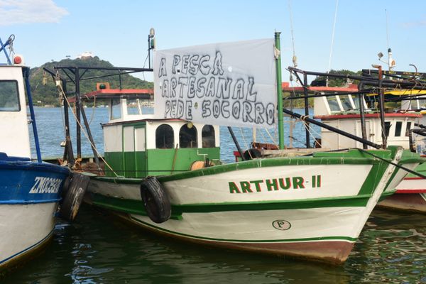Barco com faixa de protesto que vai participar da procissão de São Pedro por Ricardo Medeiros