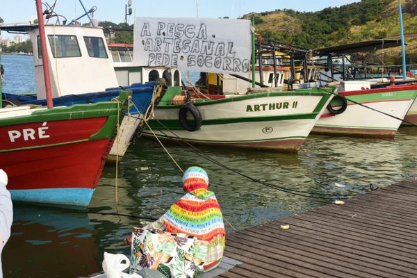 Barco com faixa de protesto que vai participar da procissão de São Pedro por Ricardo Medeiros