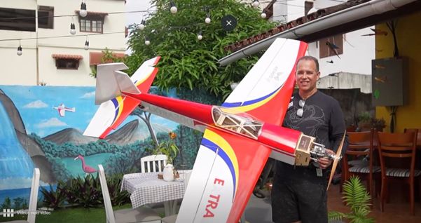 Descubra exemplos como o de Hélio Carvalho, morador de Vila Velha, que se encantou pela arte de construir mini aviões e fazê-los voar