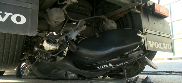 Motociclista morre ao entrar com moto embaixo de carreta, no Civit, na Serra