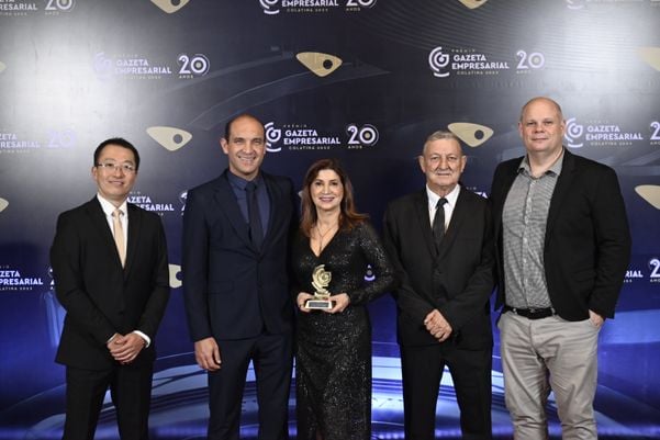 Representantes da Unimed, vencedores do Programa Gazeta Empresarial 2023 de Colatina. por Programa Gazeta Empresarial