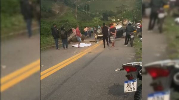 Quatro pessoas morrem após dois veículos baterem de frente em Alto Rio Novo 
