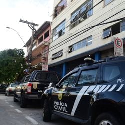 Alef Paula Neves, de 31 anos, usou um martelo para ameaçar pessoas que passavam pela rua e chegou a dizer que mataria um guarda municipal que atuou na ocorrência, no domingo (11)