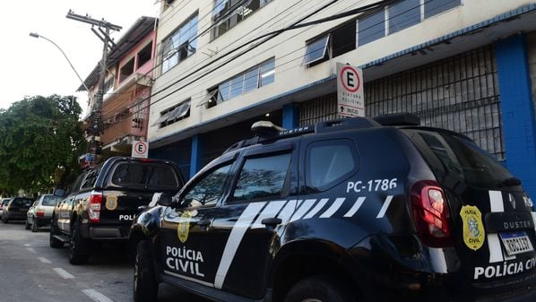 Caso aconteceu no bairro Santo Antônio; vizinhos apagaram as chamas e contiveram o suspeito até a chegada da Polícia Militar