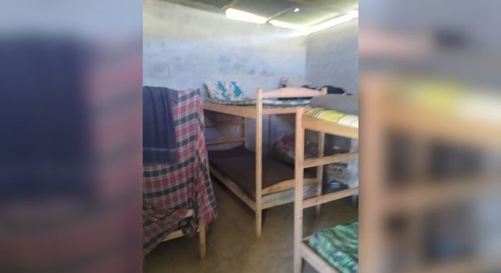 Além dos trabalhadores, quatro crianças estavam morando no alojamento. De acordo com o Ministério do Trabalho, o local não tinha camas suficientes, nem água potável