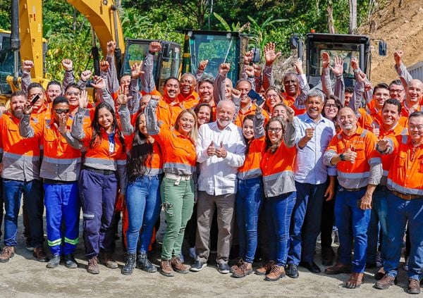 Lula durante cerimônia de início das obras de trecho da Ferrovia Oeste-Leste