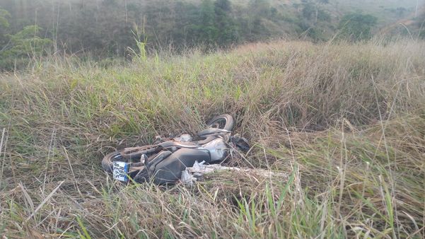 Moto ficou bastante danificada após o acidente 