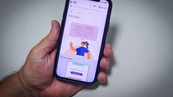 Estudantes podem concorrer a auxílios integrais e parciais; administração lidera ranking com quase 64 mil vagas; São Paulo tem a maior oferta de cursos