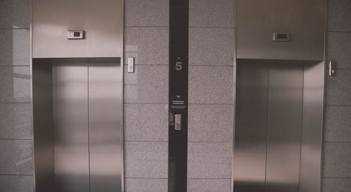 Legislação que proíbe a distinção entre elevador social e de serviço no acesso de pessoas a prédios particulares foi alvo de debate entre leitores da Gazeta no Instagram