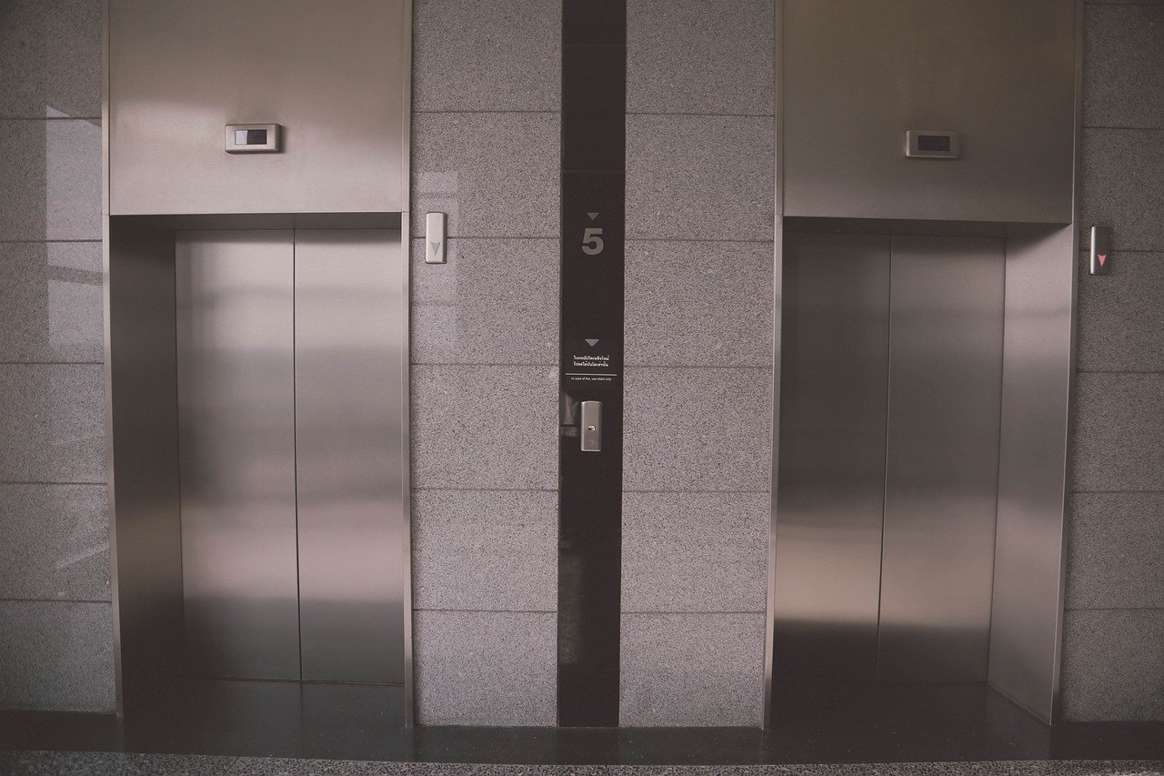 Saiba como fica o uso após lei proibir diferença entre elevador social e de serviço no acesso de pessoas a prédios particulares no Espírito Santo