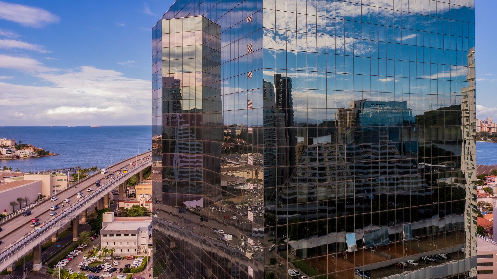 Cidade reflexo. Ensaio fotográfico retrata paisagem urbana de Vitória refletida na arquitetura espelhada