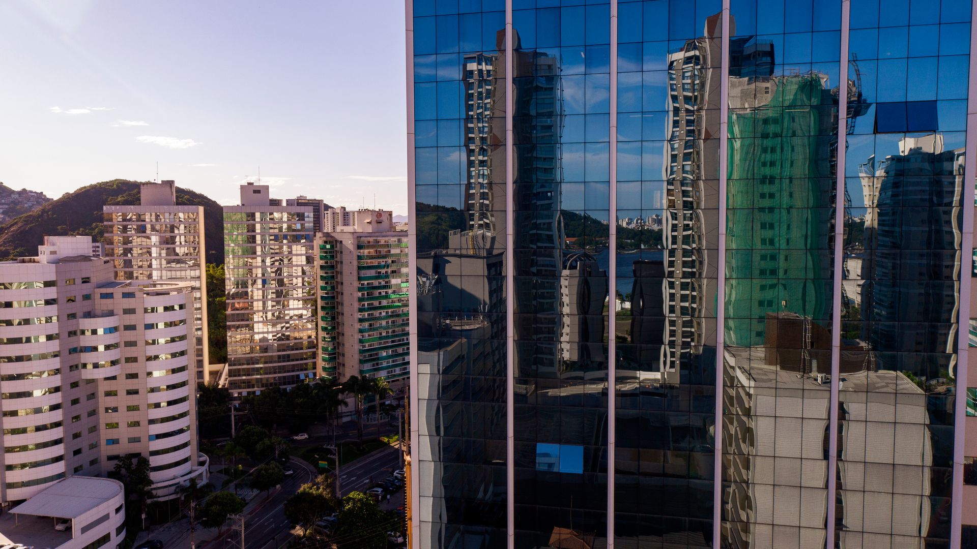 Cidade reflexo. Ensaio fotográfico retrata paisagem urbana de Vitória refletida na arquitetura espelhada