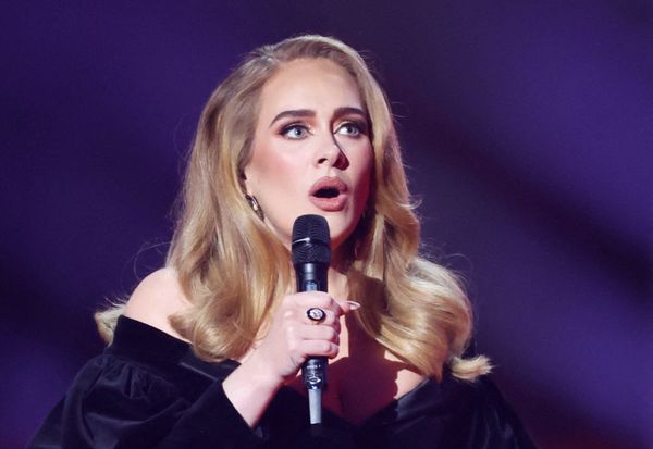 Adele após receber o prêmio de Artista do Ano no Brit Awards, em fevereiro de 2022