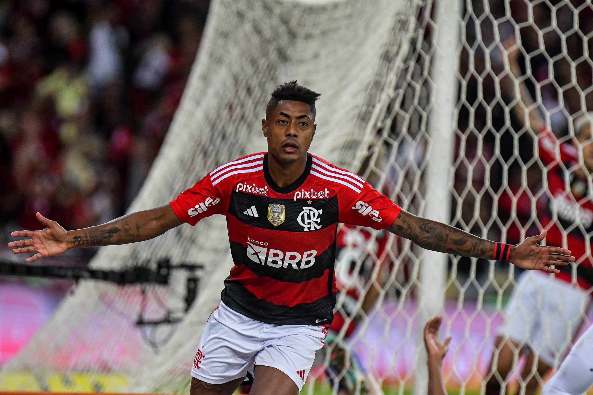 O jogador, ídolo do Flamengo, vive impasse com o clube carioca e ainda não acertou a renovação de contrato. Os paulistas aproveitam o imbróglio para tentar seduzir o atleta