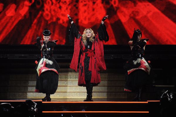 Madonna em performance em Praga, na República Tcheca, em novembro de 2015