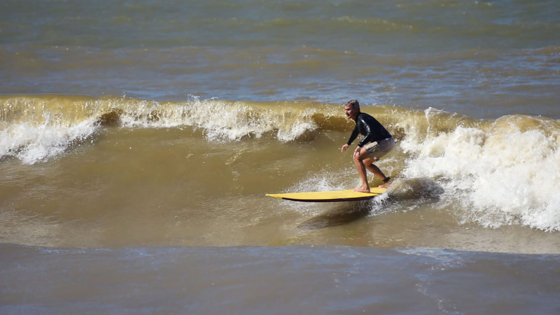 Praticantes de surf aproveitam ondas mais altas em Camburi