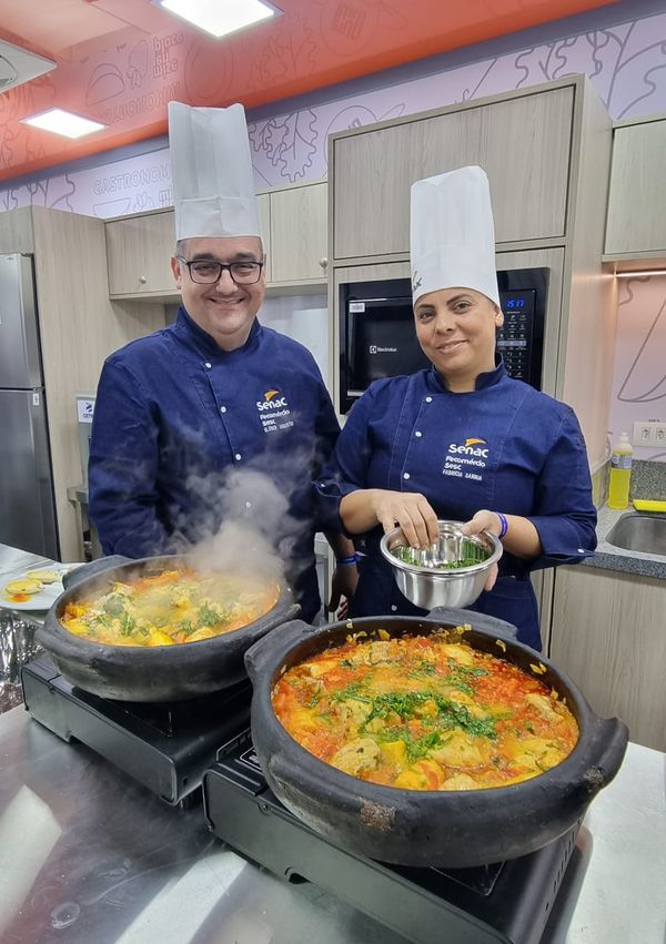 Os chefs Fabricia Sarria e Kleber Lopes apresentaram para o público, na Unidade Móvel de Gastronomia do Senac, a moqueca de garoupa com banana-da-terra