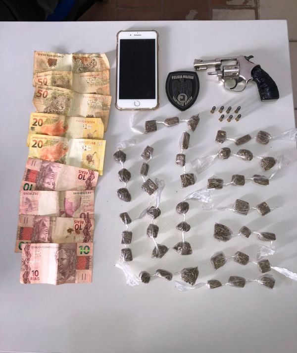 Arma, drogas e dinheiro foram apreendidos pela PM em Jaguaré