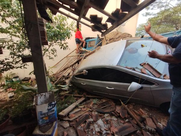 Antes de atingir a residência, o veículo também se chocou contra um carro de passeio que estava estacionado em uma garagem próxima ao local.  por PMES