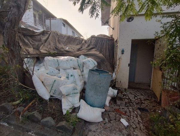 Após a batida, a carga ficou espalhada pelo local. O seguro do contratante foi acionado para o recolhimento da carga e retirada do veículo. por PMES